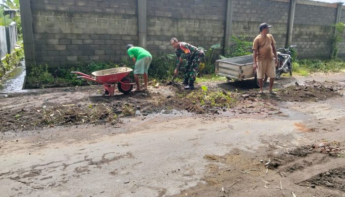 Wujud Nyata Kemanunggalan TNI-Rakyat, Babinsa Candirejo Gotong Royong Bersihkan Jalan Desa