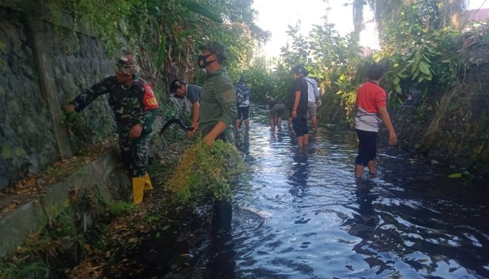 Antisipasi Banjir, Babinsa Sertu Didik Bersama Warga Kepanjenkidul Bersihkan Saluran Sungai