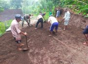 Wujud Sinergitas, Babinsa Banjarsari Bersama Warga Gotong Royong Lebarkan Jalan Desa