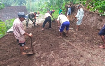 Wujud Sinergitas, Babinsa Banjarsari Bersama Warga Gotong Royong Lebarkan Jalan Desa