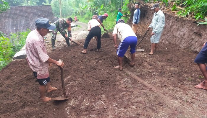 Wujud Sinergitas, Babinsa Banjarsari Bersama Warga Gotong Royong Lebarkan Jalan Desa