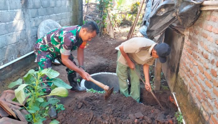 Wujud Kemanunggalan TNI, Babinsa Rejoso Gotong Royong Renovasi MCK Warga Binangun