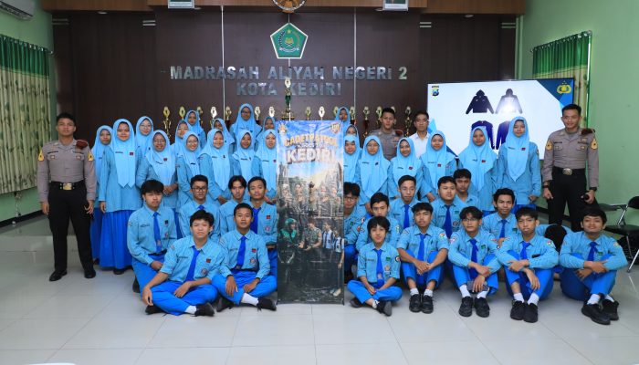 Taruna AKPOL Angkatan 58 Berikan Penyuluhan Kenakalan Remaja dan Motivasi Belajar di SMAN 8 dan MAN 2 Kota Kediri