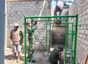 Wujudkan Hunian Layak, Babinsa Pakunden Bersama Warga Gotong Royong Renovasi Rumah RTLH