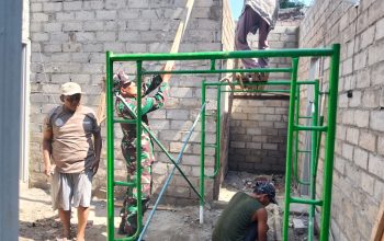 Wujudkan Hunian Layak, Babinsa Pakunden Bersama Warga Gotong Royong Renovasi Rumah RTLH