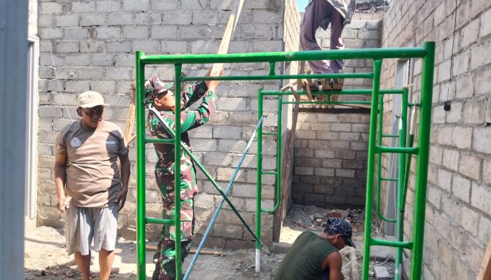 Wujudkan Hunian Layak, Babinsa Pakunden Bersama Warga Gotong Royong Renovasi Rumah RTLH
