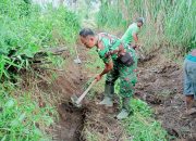 Babinsa Karang Gondang Bersama Warga Gotong Royong Bersihkan Jalan Akses Lahan Pertanian 9 IMG 20260618 WA0040