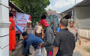 Mengalirkan Kepedulian di Hari Bhayangkara ke-80, Polres Kediri Kota Salurkan Air Bersih untuk Warga Campurejo