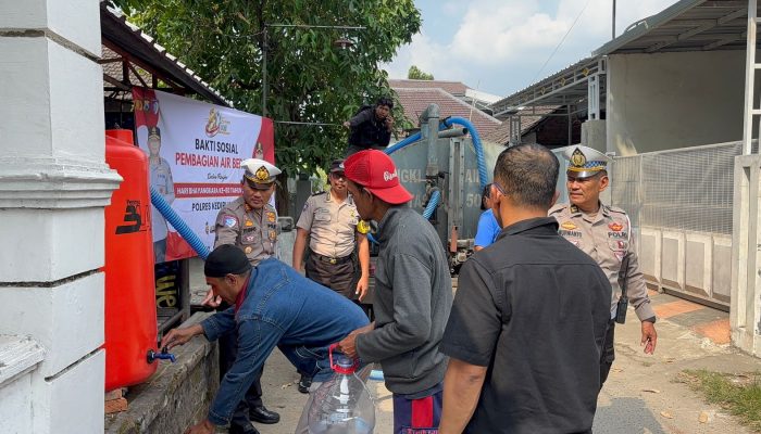 Mengalirkan Kepedulian di Hari Bhayangkara ke-80, Polres Kediri Kota Salurkan Air Bersih untuk Warga Campurejo