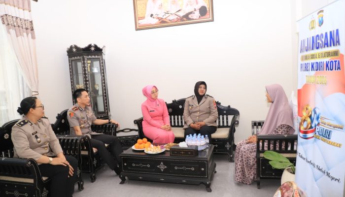 Anjangsana Hari Bhayangkara ke-80, Kapolres Kediri Kota Hadir Menguatkan Anggota yang Sedang Sakit