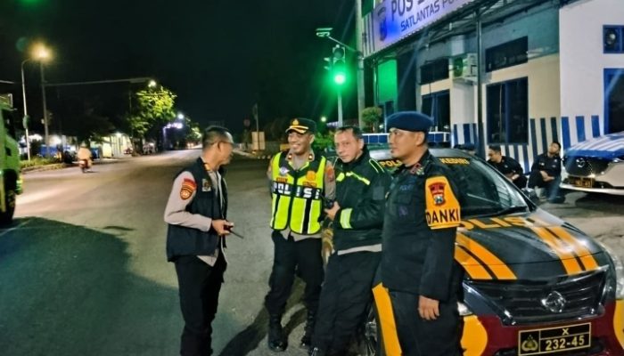 Kawal Hingga Fajar, Kabag Ops Polres Kediri Kota Pastikan Rombongan PSHT Melintas Kediri Kota Aman