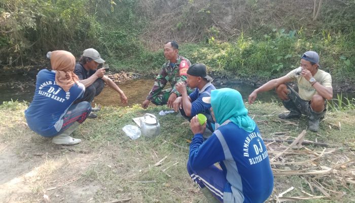 Perkuat Kemanunggalan, Babinsa Rejosari Serka Mubarok Gelar Komsos Penggalangan Bersama Warga