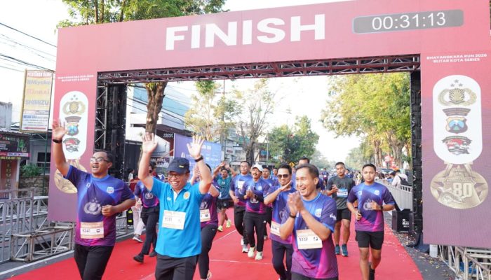 Meriahkan HUT Bhayangkara Ke 80, Dandim 0808/Blitar Bersama Jajaran Forkopimda Ikuti Bhayangkara RUN 2026