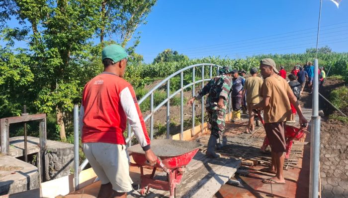 Sinergi TNI Dan Warga, Babinsa Kelurahan Sentul Dampingi Pengecoran Jembatan Beton Garuda Sungai Cari