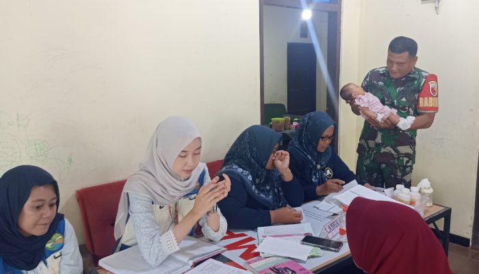 Cegah Stunting Sejak Dini, Babinsa Sertu Yhoni Dampingi Kegiatan Posyandu Di Dusun Gangsri