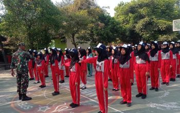 Tumbuhkan Disiplin Dan Jiwa Korsa Sejak Dini, Babinsa Plosokerep Latih PBB Siswa Baru SMPN 8 Blitar 3 IMG 20260714 WA0132