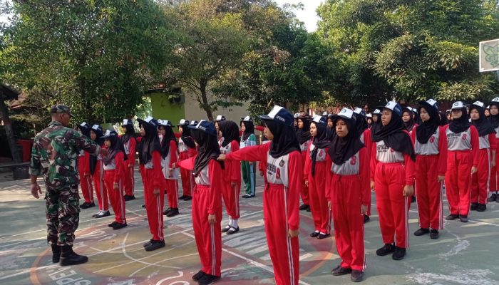Tumbuhkan Disiplin Dan Jiwa Korsa Sejak Dini, Babinsa Plosokerep Latih PBB Siswa Baru SMPN 8 Blitar
