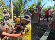 Percepat Pembangunan Infrastruktur, Sertu Hary Bersama Warga Gelar Pengecoran Jembatan Aramco
