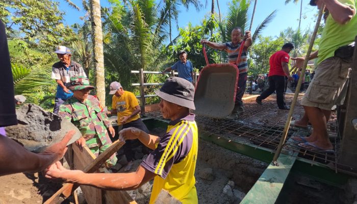 Percepat Pembangunan Infrastruktur, Sertu Hary Bersama Warga Gelar Pengecoran Jembatan Aramco