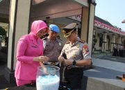 Apel Pagi Penuh Berkah, Kapolres Kediri Kota Berikan Hadiah Umroh kepada Empat Personel
