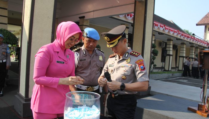 Apel Pagi Penuh Berkah, Kapolres Kediri Kota Berikan Hadiah Umroh kepada Empat Personel