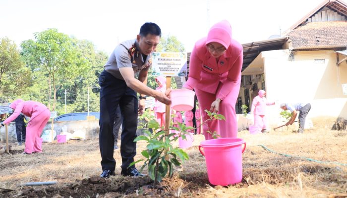 Dukung Program ASRI Presiden RI, Kapolres Kediri Kota Pimpin Penanaman Pohon Peringati Hari Bhayangkara ke-80 dan HKG Bhayangkari ke-74