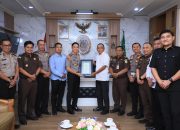 Kapolres Kediri Kota Perkuat Sinergi dengan Kejari, Serahkan Penghargaan kepada Kajari atas Dukungan Penegakan Hukum Presisi