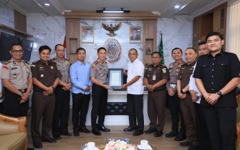 Kapolres Kediri Kota Perkuat Sinergi dengan Kejari, Serahkan Penghargaan kepada Kajari atas Dukungan Penegakan Hukum Presisi