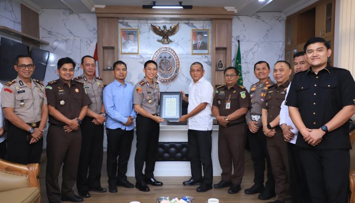Kapolres Kediri Kota Perkuat Sinergi dengan Kejari, Serahkan Penghargaan kepada Kajari atas Dukungan Penegakan Hukum Presisi