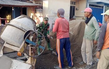 Wujudkan Kemanunggalan TNI-Rakyat, Serka Anton Bersama Warga Gotong Royong Cor Jembatan Garuda