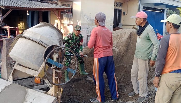 Wujudkan Kemanunggalan TNI-Rakyat, Serka Anton Bersama Warga Gotong Royong Cor Jembatan Garuda