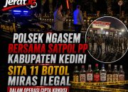 POLSEK NGASEM BERSAMA SATPOL PP KABUPATEN KEDIRI SITA 11 BOTOL MIRAS ILEGAL DALAM OPERASI CIPTA KONDISI