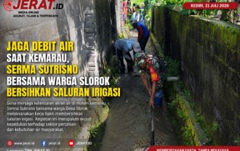 Jaga Debit Air Saat Kemarau, Serma Sutrisno Bersama Warga Slorok Bersihkan Saluran Irigasi 4 IMG 20260721 122207