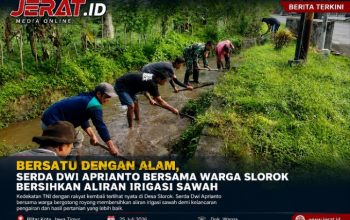 Bersatu dengan Alam, Serda Dwi Aprianto Bersama Warga Slorok Bersihkan Aliran Irigasi Sawah