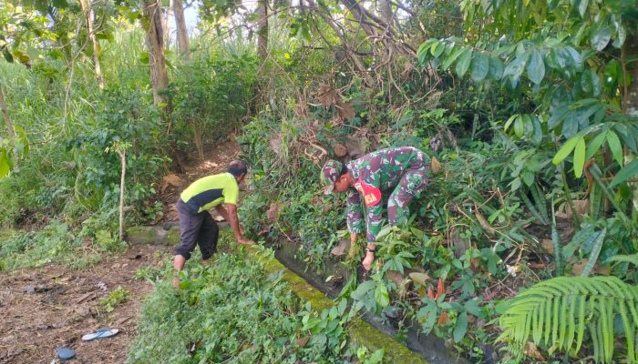 TNI Manunggal Air, Serka Imam Sungep Bersama Warga Kedung Banteng Gotong Royong Bersihkan Irigasi