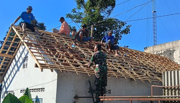 Wujudkan Hunian Layak, Sertu Puji S Bersama Warga Gotong Royong Pasang Atap Rumah Bapak Imam