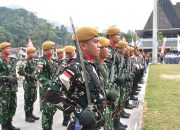 Satgas Pamtas RI-Malaysia Yonarmed 19/Bogani Ikuti Upacara Bendera HUT ke-81 Kemerdekaan RI di PLBN Entikong