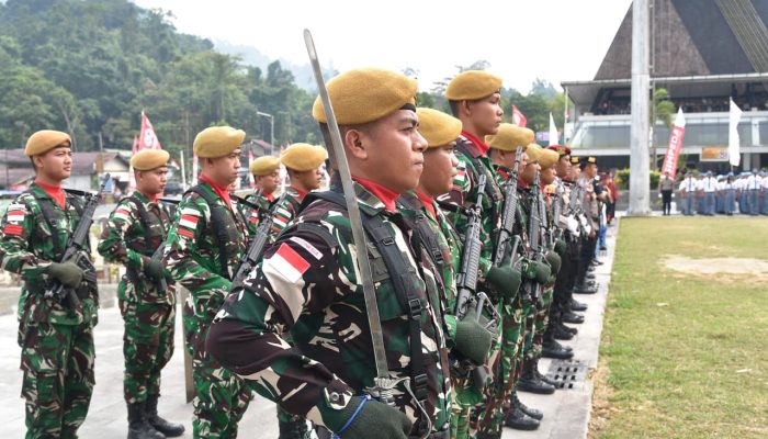 Satgas Pamtas RI-Malaysia Yonarmed 19/Bogani Ikuti Upacara Bendera HUT ke-81 Kemerdekaan RI di PLBN Entikong