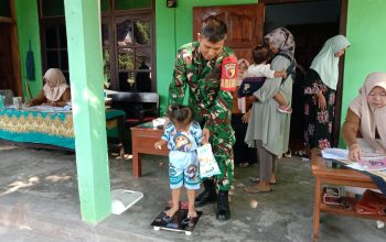 Tingkatkan Kesehatan Anak Dan Cegah Stunting, Serda Fiyan Setyadi Dampingi Posyandu ILP Di Desa Kebon Agung