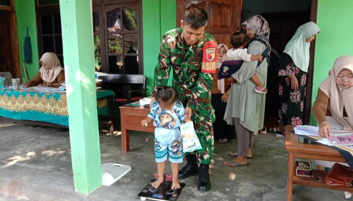 Tingkatkan Kesehatan Anak Dan Cegah Stunting, Serda Fiyan Setyadi Dampingi Posyandu ILP Di Desa Kebon Agung