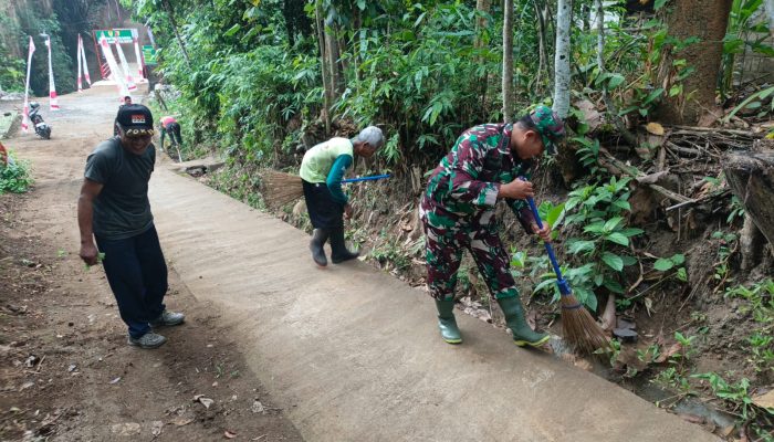 Ciptakan Lingkungan Bersih dan Sehat, Serda Suhartono Bersama Warga Banggle Gelar Kerja Bakti