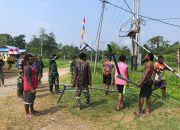 Harapan Baru Terangi Kampung Binaan, Satgas Swasembada Yonif 643/Wns Koops TNI Habema Bersama Warga Pasang Lampu Solar Cell