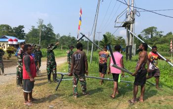 Harapan Baru Terangi Kampung Binaan, Satgas Swasembada Yonif 643/Wns Koops TNI Habema Bersama Warga Pasang Lampu Solar Cell