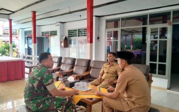 Tingkatkan Kondusifitas Wilayah, Babinsa Ngadirejo Gelar Komsos Bersama Aparat Kelurahan