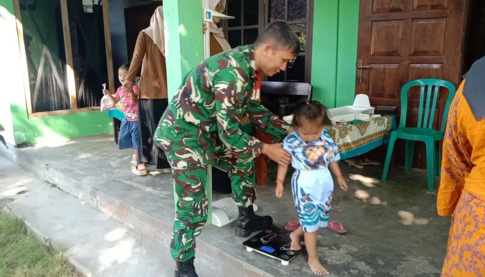 Tingkatkan Kesehatan Anak dan Cegah Stunting, Babinsa Koramil 0808/22 Wonodadi Dampingi Posyandu ILP Di Desa Kebon Agung