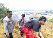 Respons Cepat Petugas Kendalikan Kebakaran Lahan di Sekitar Bandara Dhoho