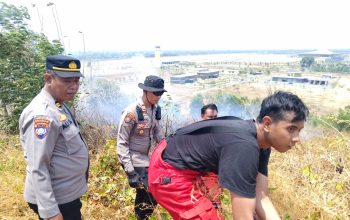 Respons Cepat Petugas Kendalikan Kebakaran Lahan di Sekitar Bandara Dhoho
