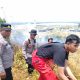 Respons Cepat Petugas Kendalikan Kebakaran Lahan di Sekitar Bandara Dhoho