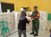 Sinergi TNI Dan Dinsos, Warga Kelurahan Bence Terima Bantuan Beras Alokasi Tiga Bulan