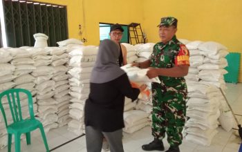 Sinergi TNI Dan Dinsos, Warga Kelurahan Bence Terima Bantuan Beras Alokasi Tiga Bulan